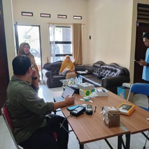 Tingkatkan Standar Layanan, Puskesmas Kwadungan Kalibrasi Alat Kesehatan Bersama Dinas Kesehatan Kabupaten Ngawi