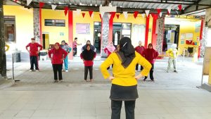 Semangat Sehat Tanpa Batas: Kemeriahan Senam Bersama Prolanis di Puskesmas Kwadungan