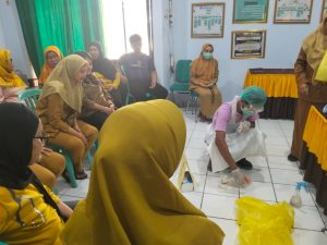 Tanggap Tumpahan B3: Aksi Sigap Nakes Puskesmas Kwadungan dalam Simulasi Spill Kit